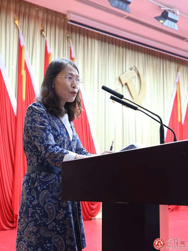 谢春艳,县水利局农水股股长,巾帼不让须眉,面对污泥和洪水,烈日和寒风